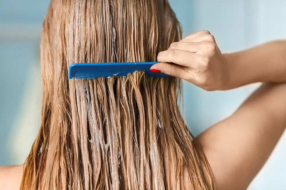 Você faz isso no banho, mas acaba com o seu cabelo...